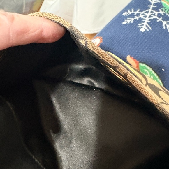 Canvas crossbody bag in khaki and black with a turnlock closure. - Picture 8 of 9